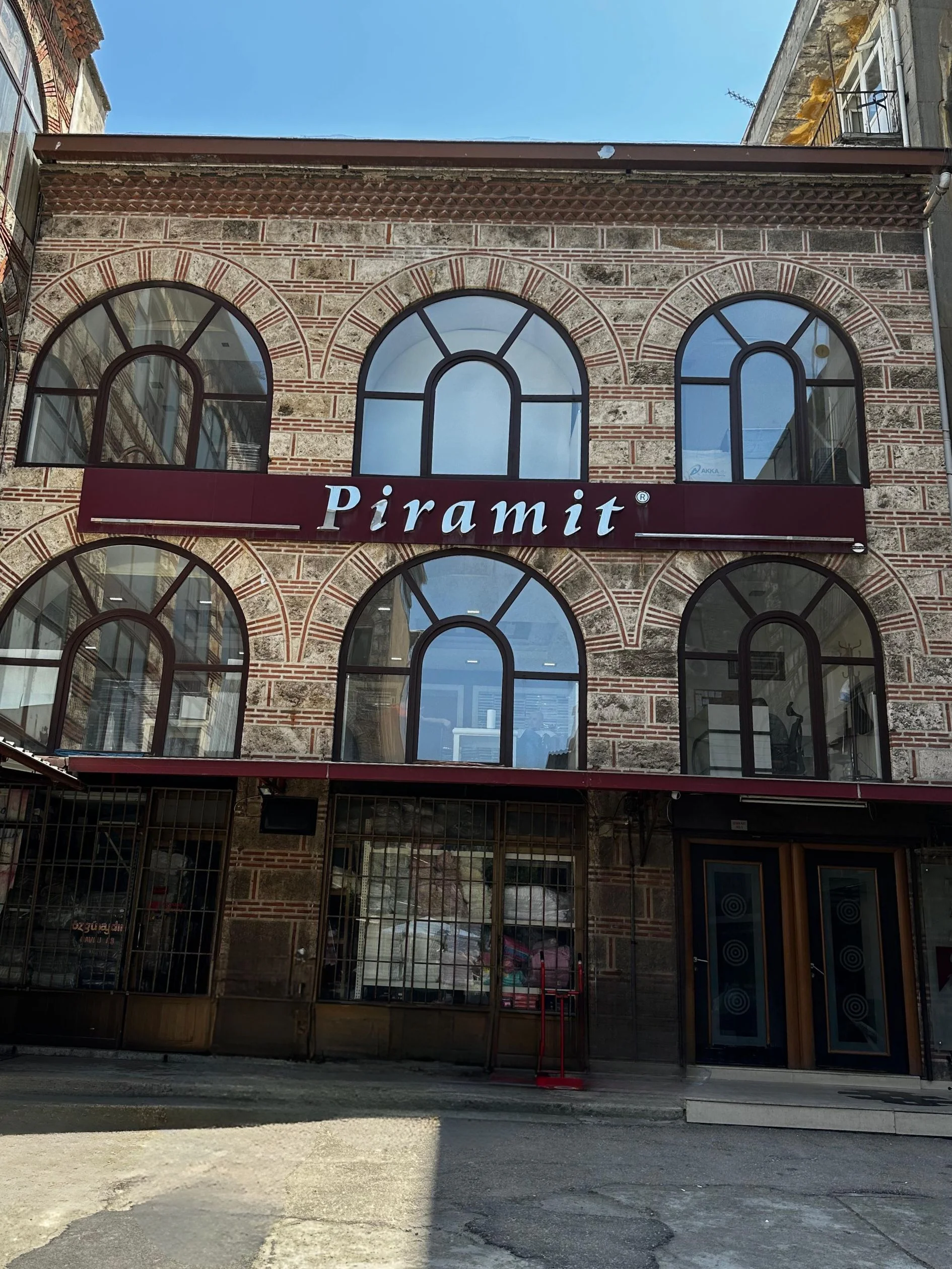 Piramit Eşarp Merkez